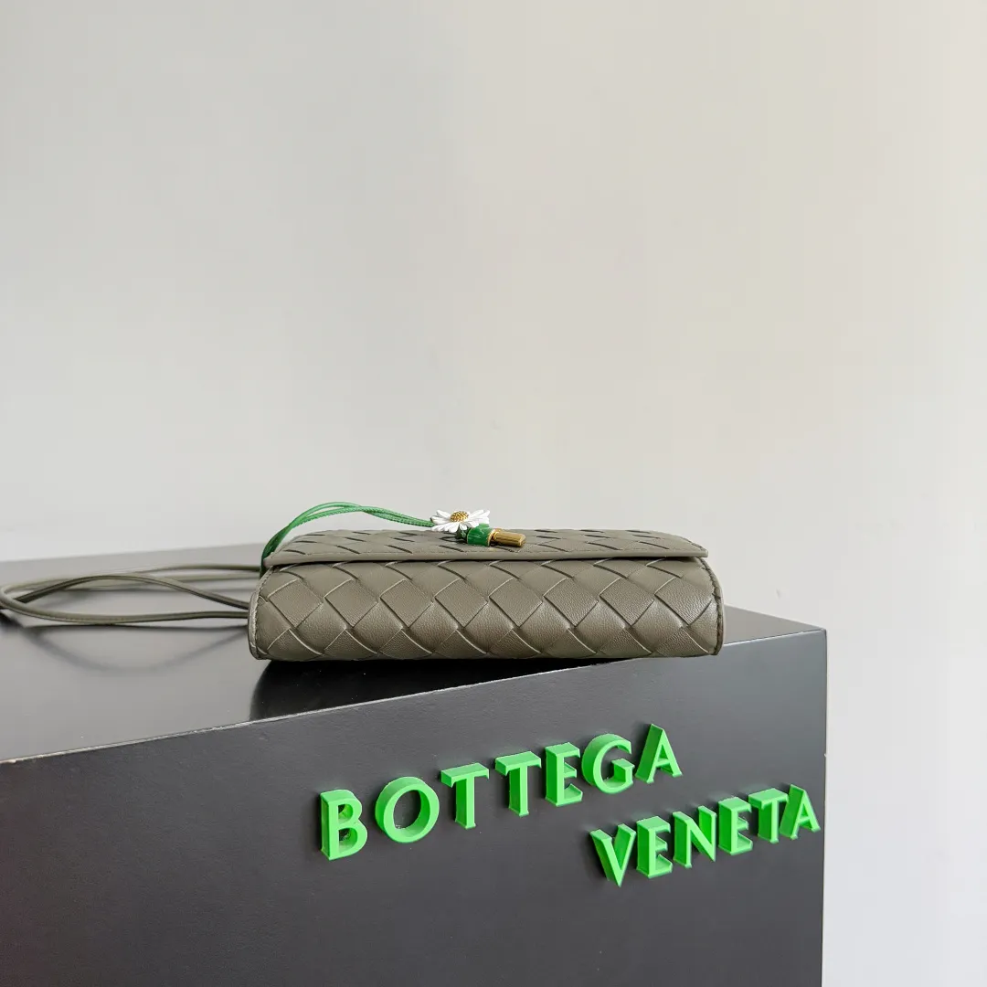 Batch 1560 Bottega Veneta2025 new product Daisy Andiamo bag, classic woven crossbody bag, thin shoulder strap is more casual, especially the small pendant design this time, daisy + green leaves + small gold chain, add a playful and smart look to the tough leather🌼Metallic button and knot closure, simple but not simple, elegant texture, elegant weaving attitude. You can also decide how to carry the bag according to your outfit and occasion. It can be used as a clutch bag, shoulder bag, or crossbody bag. It has a high usage rate. 😊Pair it with a simple skirt to instantly become relaxed and fashionable. Pair it with a smart suit to neutralize the formal feeling. It can be used for commuting and dating! Style number: 838870 (836940) Size: 19*12.6*2cm